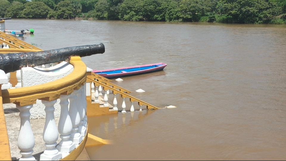 Aunque el río muestra un leve aumento, aún no es un riesgo para los habitantes.