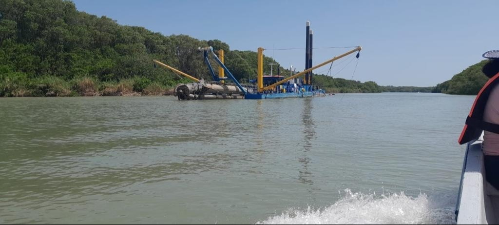 Las labores de dragado han mejorado el flujo del agua, pero se mantiene vigilancia sobre el río.