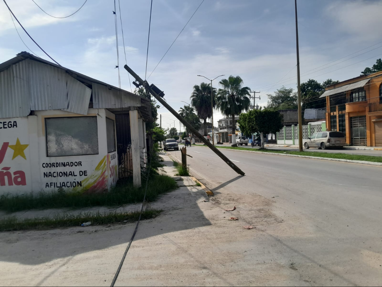 Vecinos descubrieron el daño por la mañana, resultando en servicio de telefonía interrumpido.