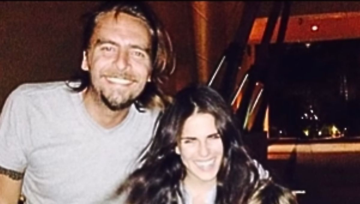 Adrián Olivares junto a su hermana Karla Souza