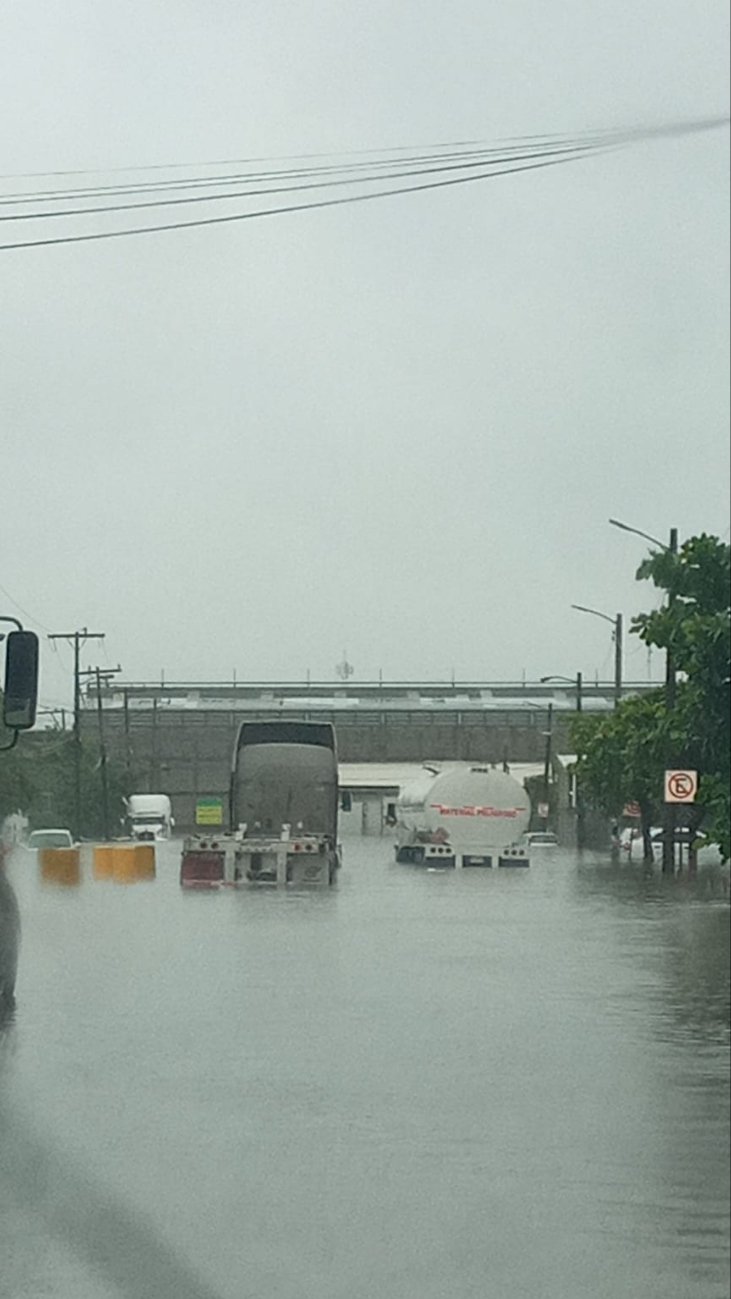 Carreteras también se encuentran cubiertas por el agua