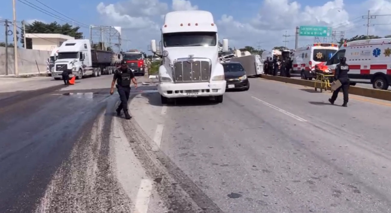 Trailero provoca una carambola en la carretera Mérida-Cancún 