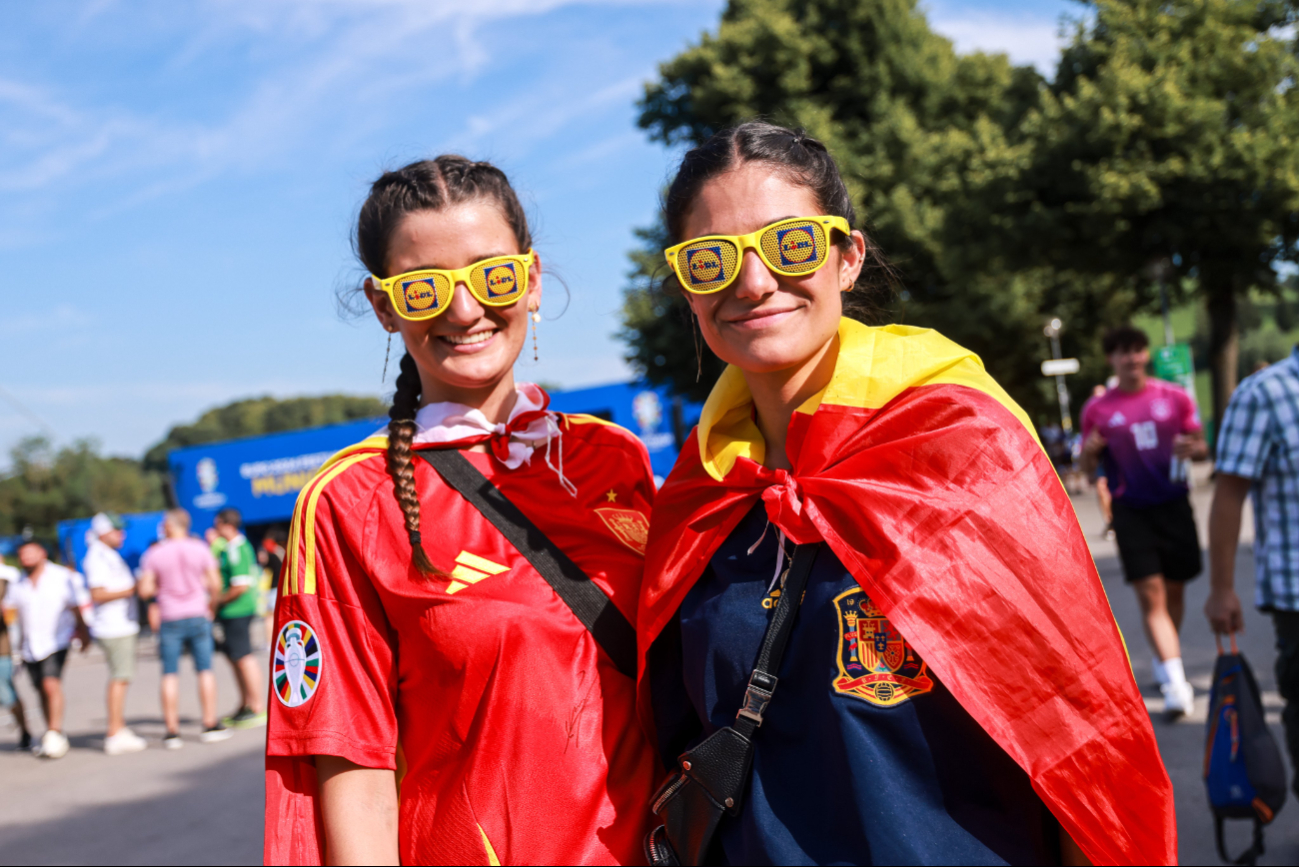 Aficionados de España llegan al estadio de Munich para ver la Semifinal 