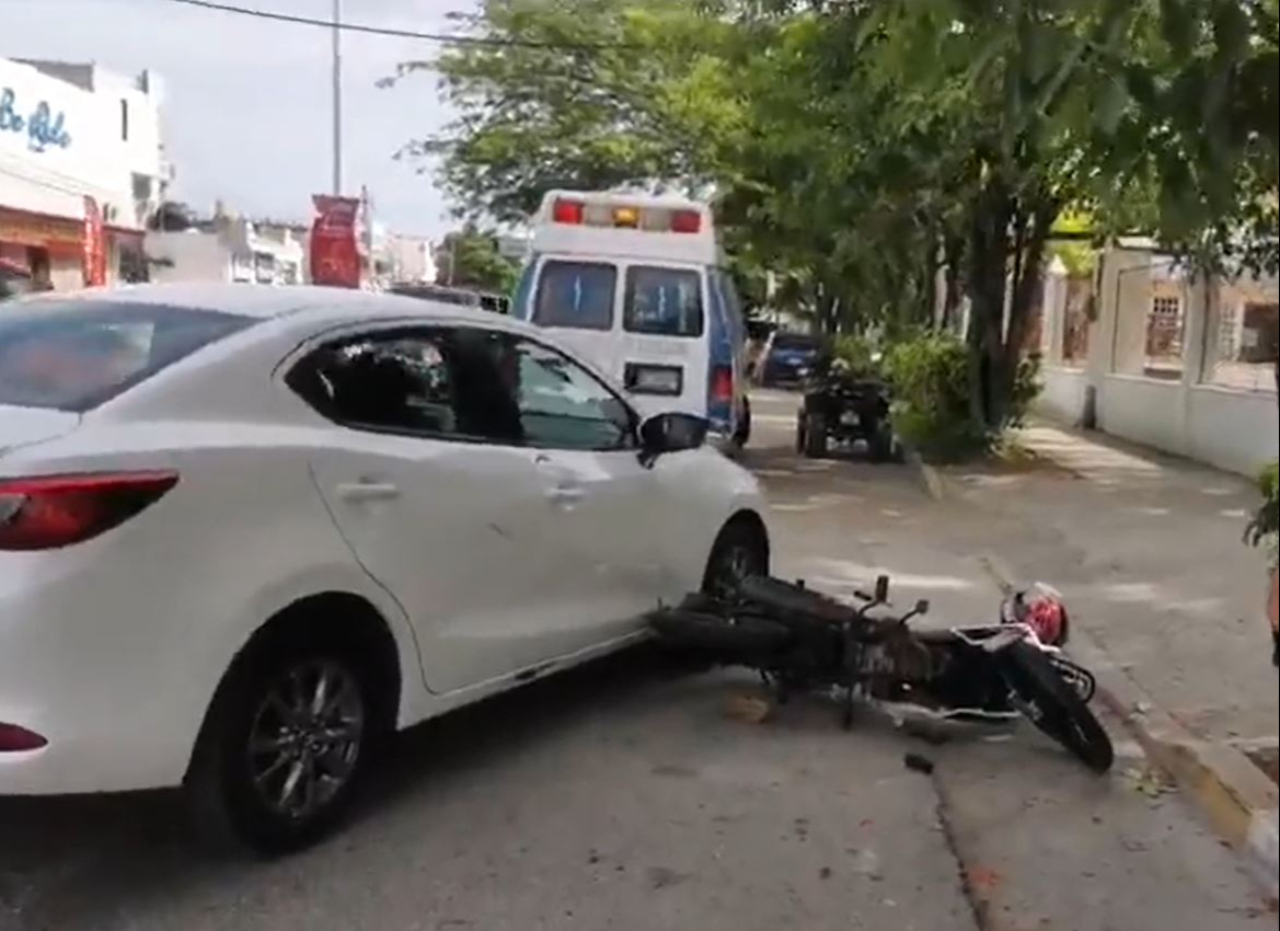 El vehículo cerró el paso a la motocicleta