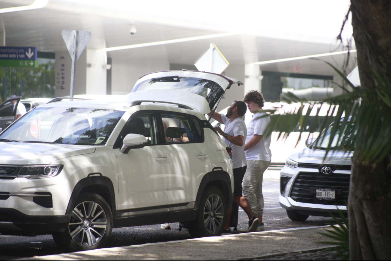 Taxistas de Cancún intentan ‘arrebatarle’ el pasaje a un chofer de Uber 