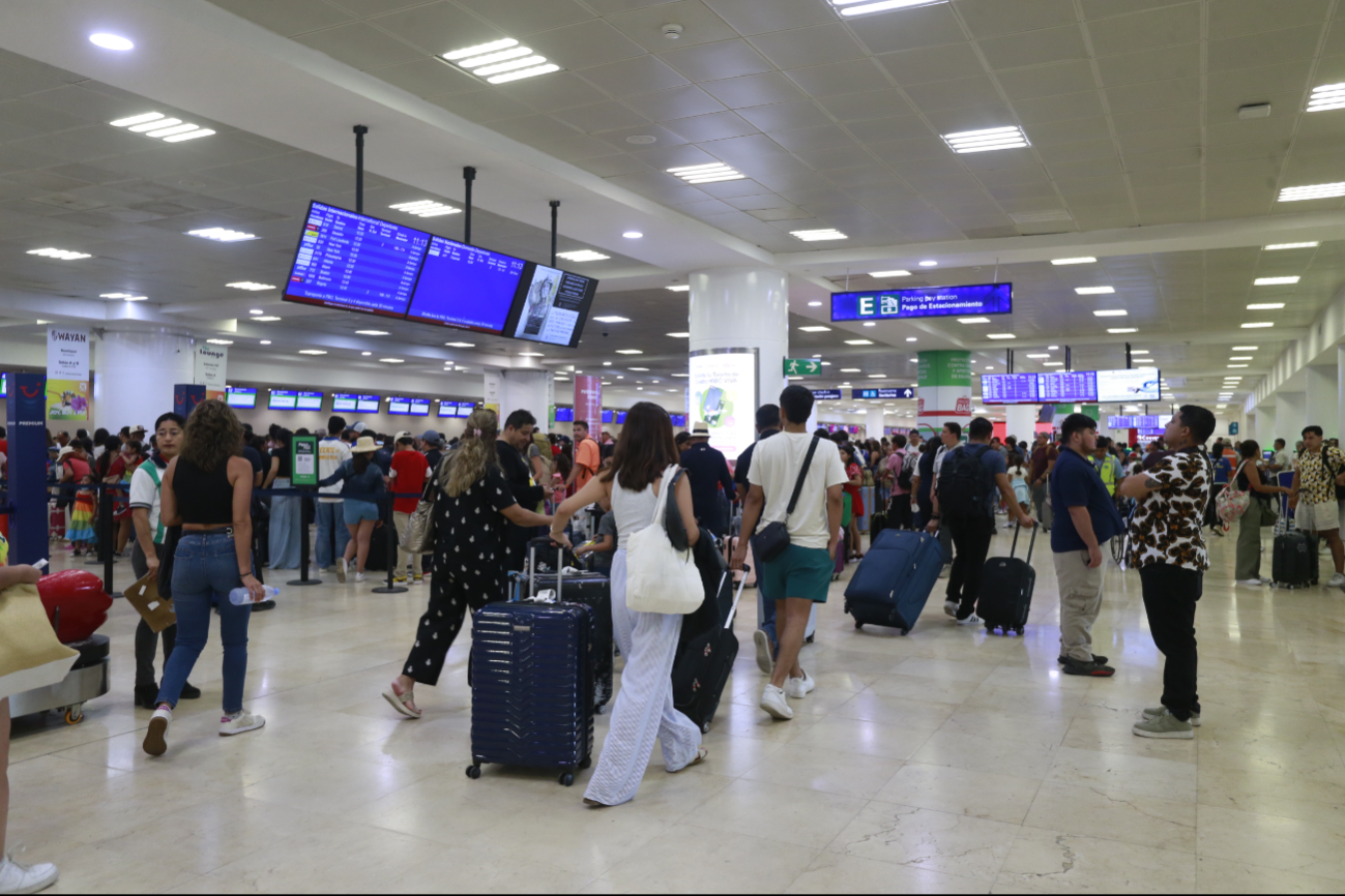 La afluencia de turistas en el aeropuerto de Cancún se mantiene