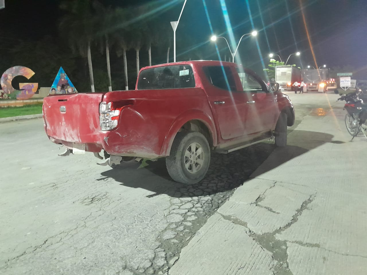 La camioneta roja, conducida por un hombre, se detuvo en el cruce, pero el tráiler no guardó la distancia y la impactó por detrás.