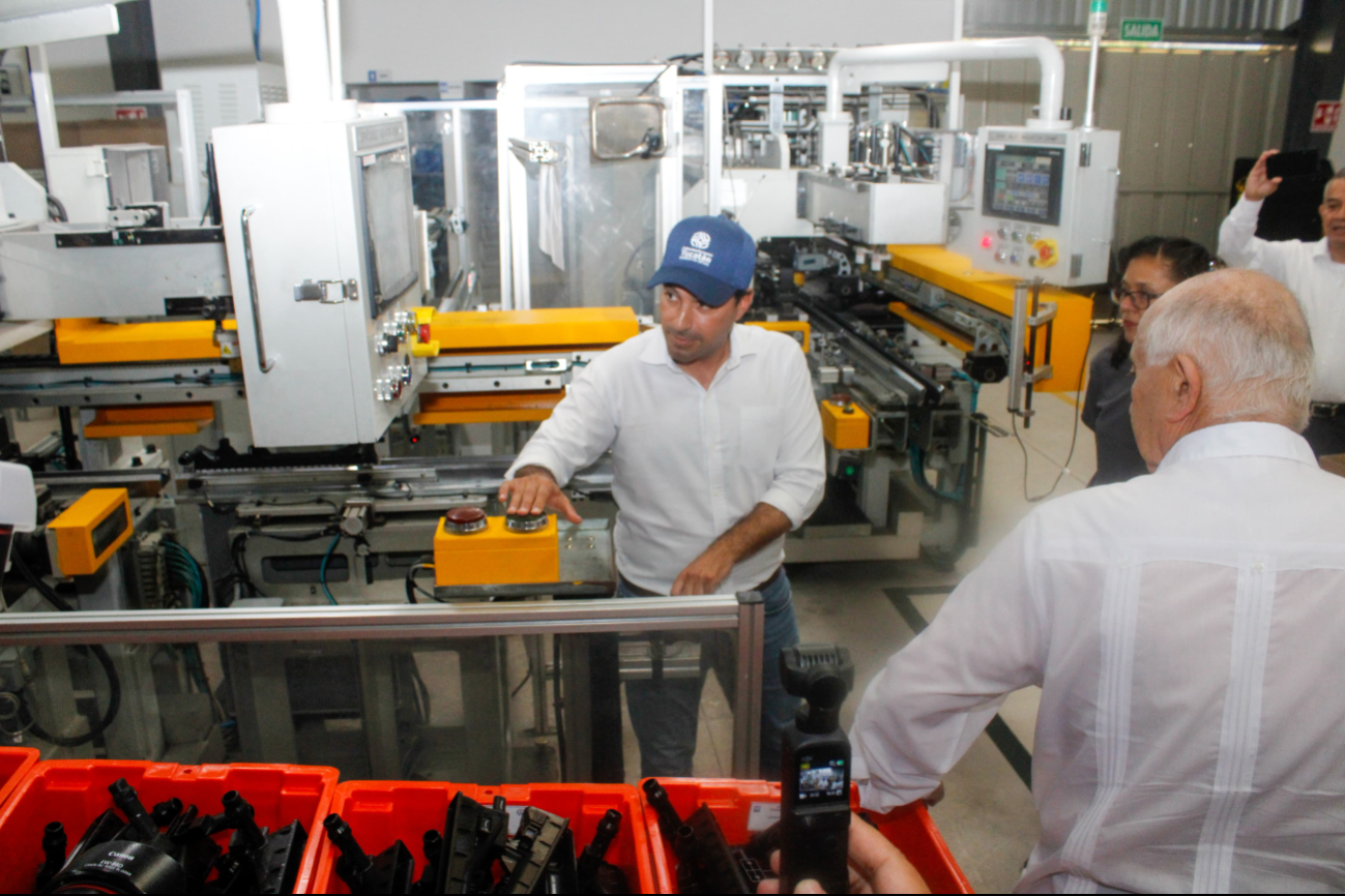 Mauricio Vila supervisa las labores de la planta de radiadores automotrices