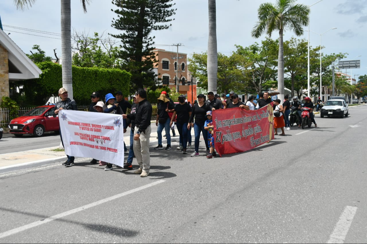 Policías cesados y personas cercanas a estos llegaron al Centro de Convenciones