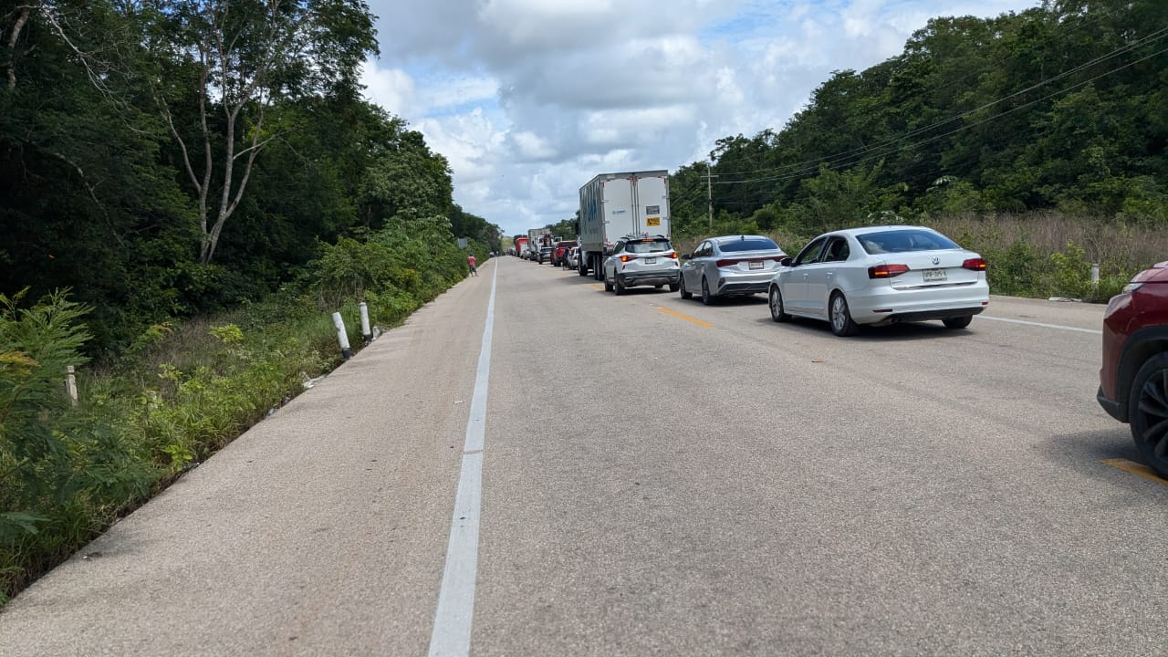 Cierran la carretera José María Morelos a Polyuc por la caída de estructuras de concreto