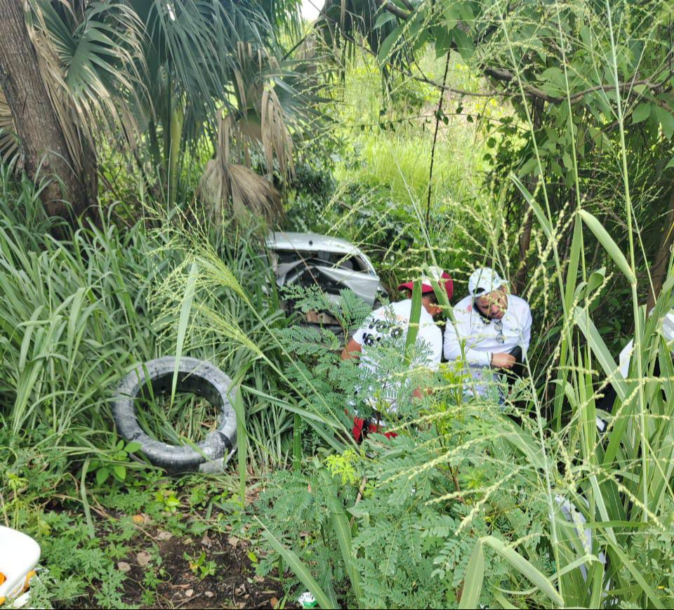 El conductor de una camioneta Toyota, circulando a exceso de velocidad, impactó un Nissan Versa y volcó varias veces.