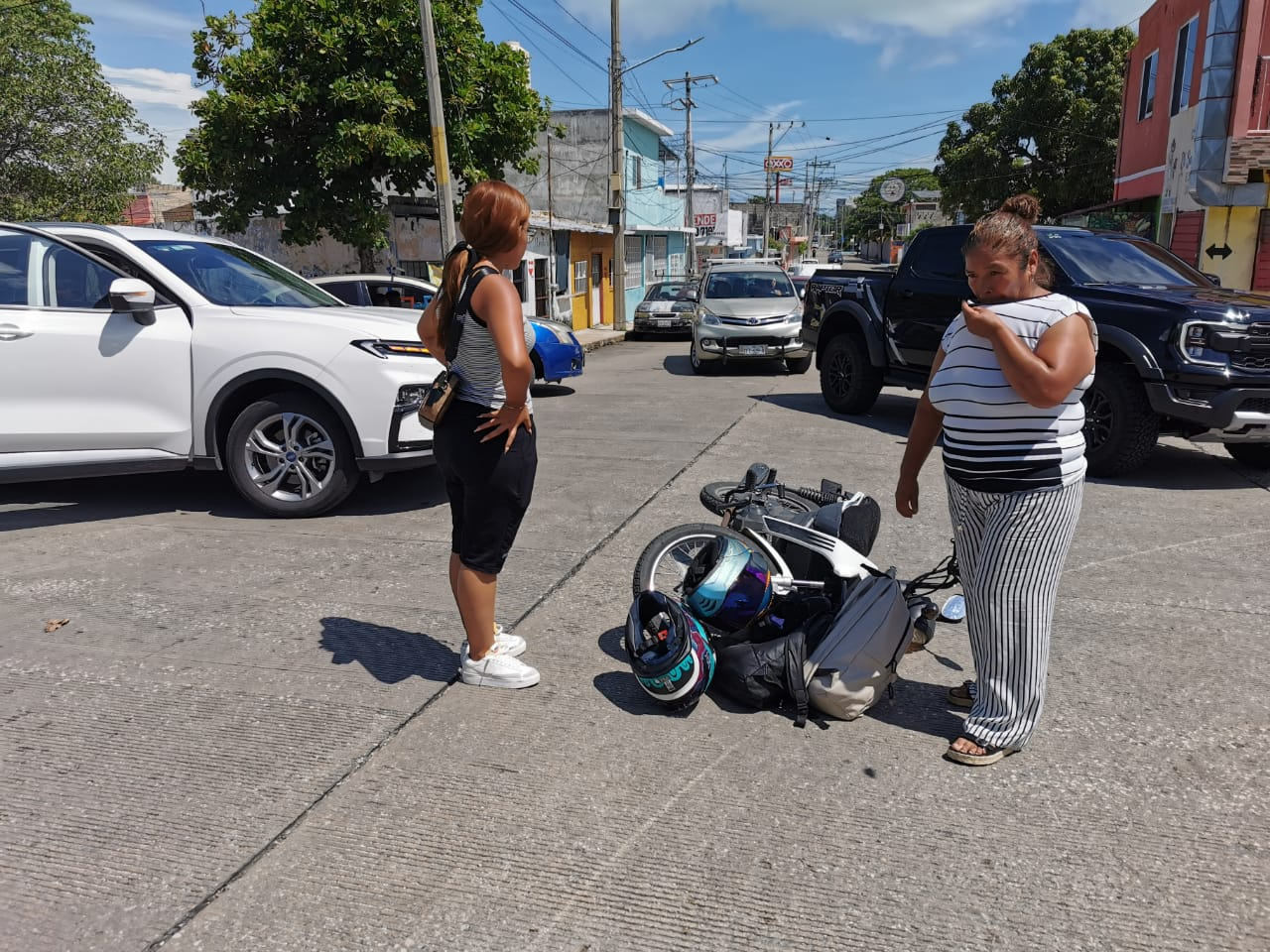 La conductora de una camioneta omitió el alto y realizó un corte de circulación, causando el impacto.