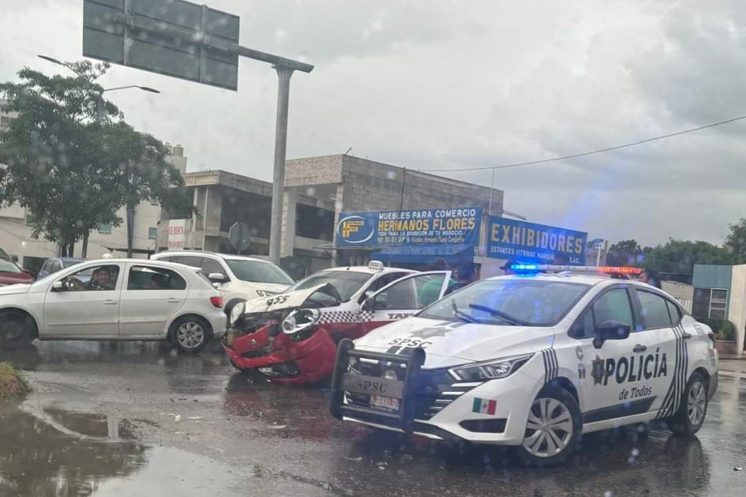 La Policía Campeche cerró el paso vehicular, desviando el tráfico hacia la Avenida Gobernadores.