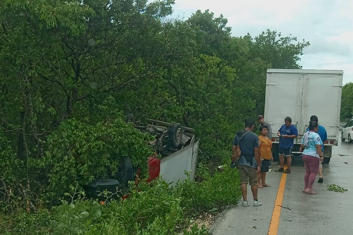 Un camión que transportaba cajas de huevos volcó y terminó en una zona de monte en la carretera Champotón-Campeche.