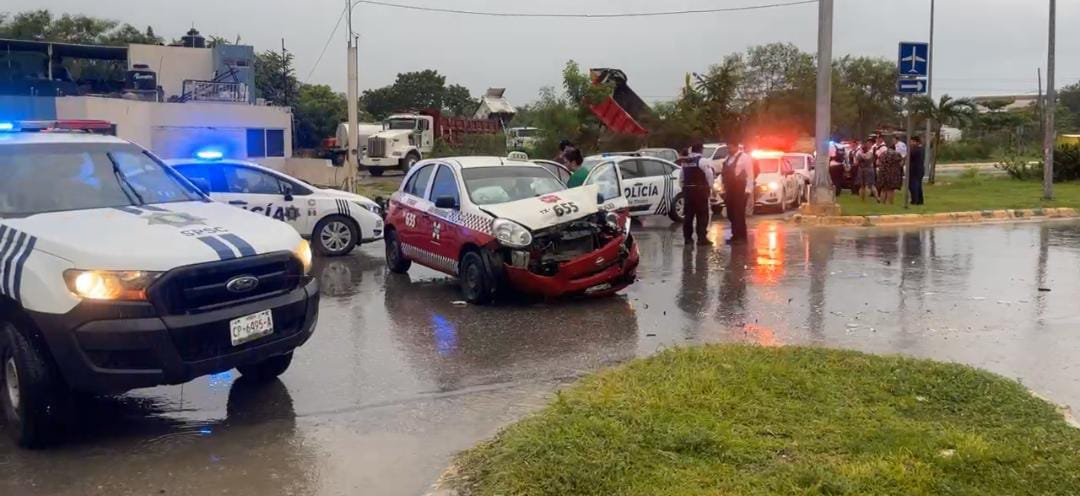 ¡Fuerte accidente en Campeche! Taxi termina destrozado al ser impactado por un auto 