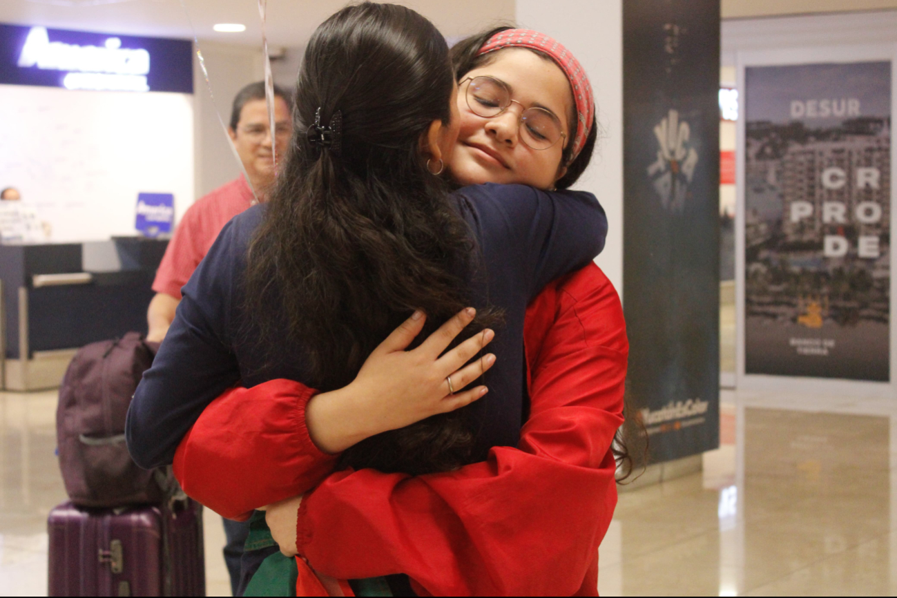 Abrazo de Dana Medina junto a su madre