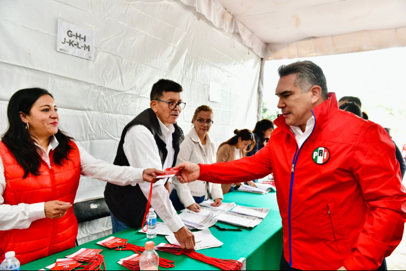 Alejandro Moreno Cárdenas emite su voto en las elecciones internas del PRI