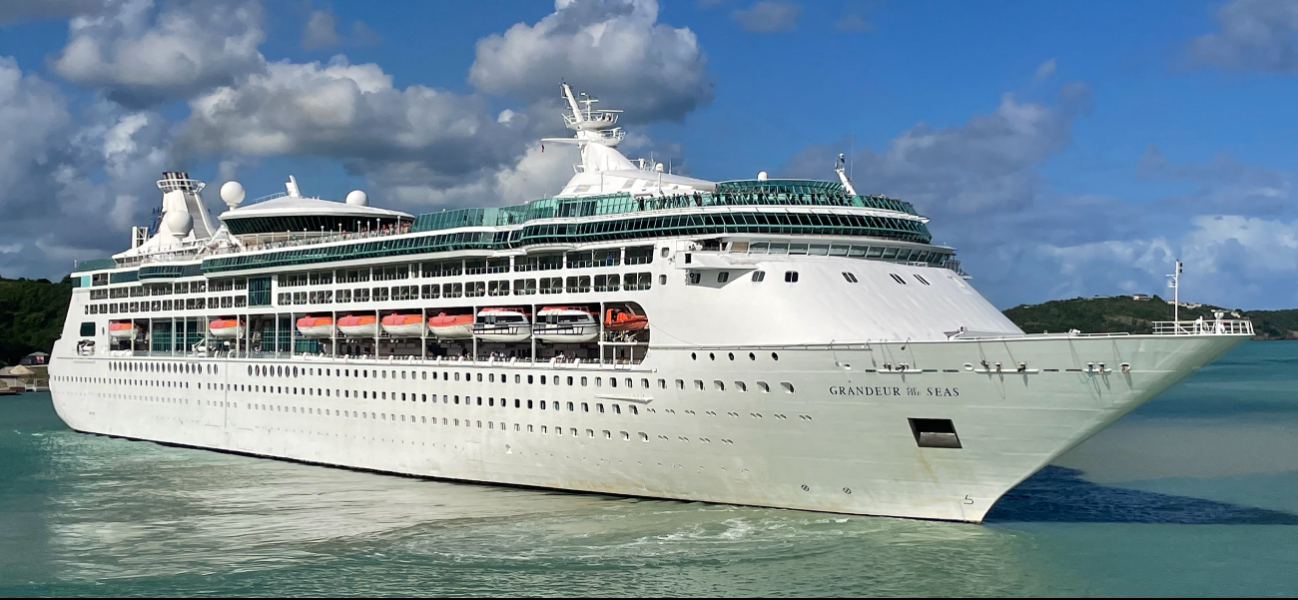 El lujoso Grandeur of the Seas atracó en el muelle Puerta Maya el día de ayer