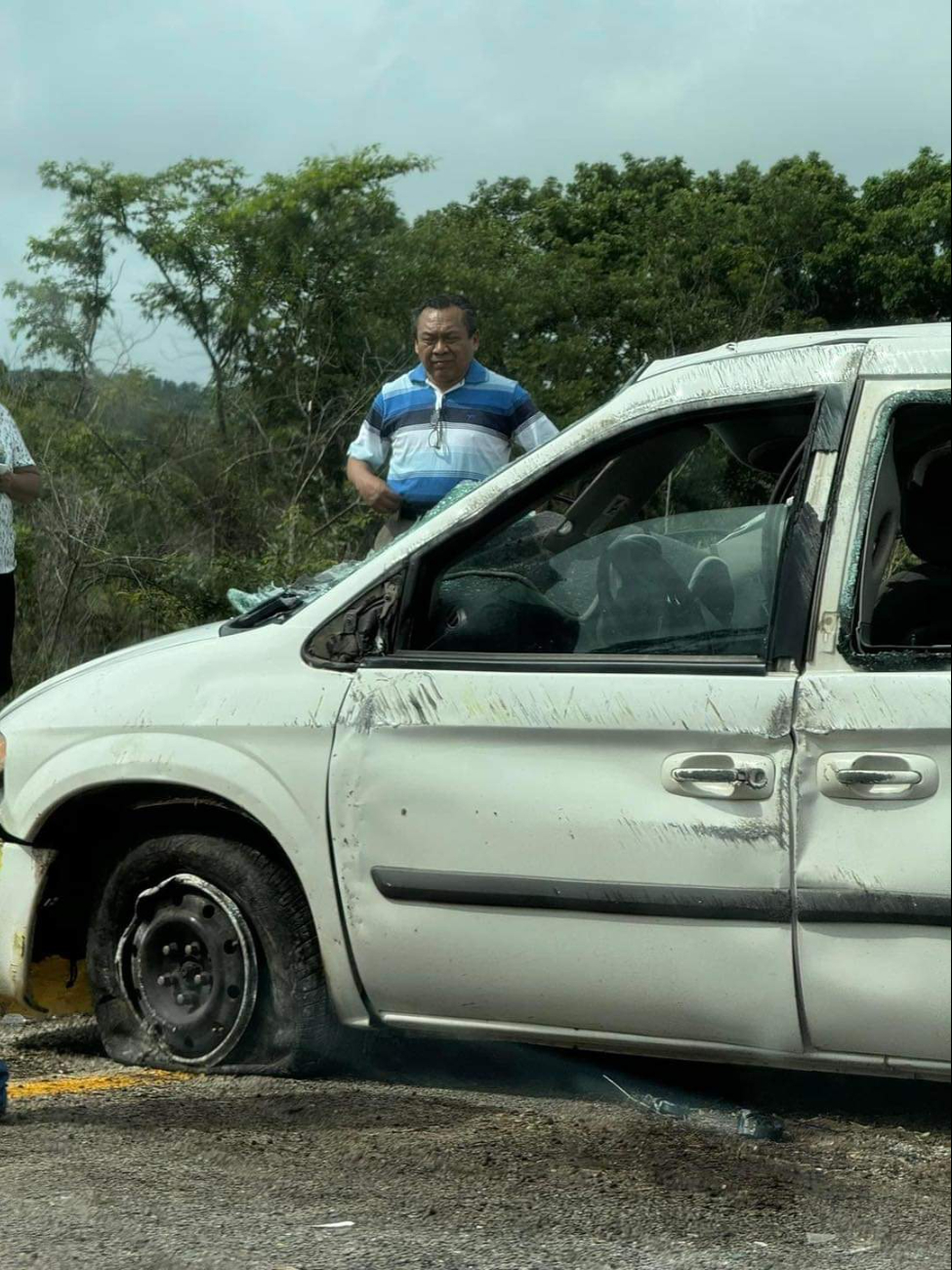 Llanta ponchada en la carretera Mérida-Campeche