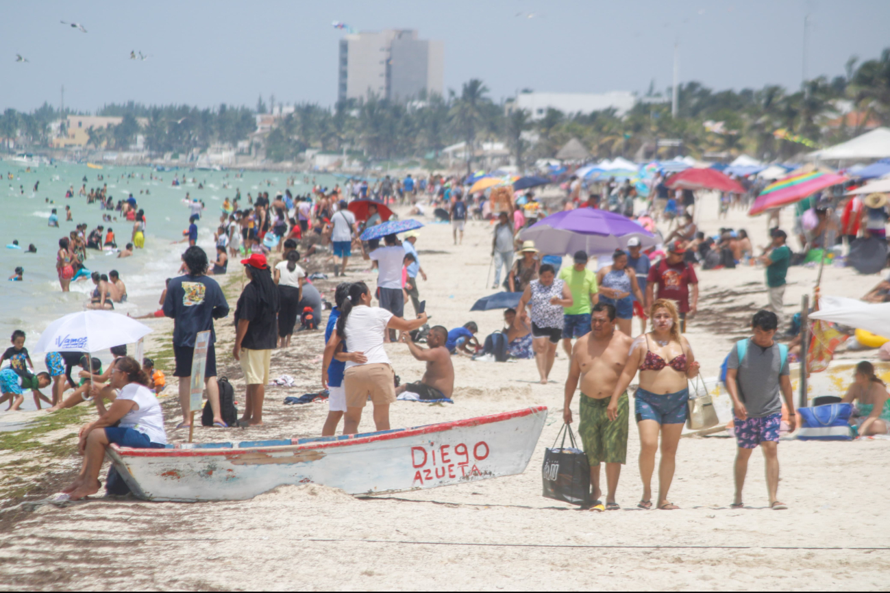 Turistas disfrutan de las playas de Progreso