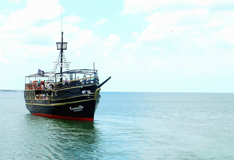 El barco está diseñado para transportar a los visitantes al pasado.