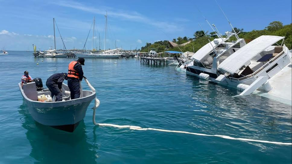 El yate quedó semi hundido por el muelle de la antigua empacadora Romeo