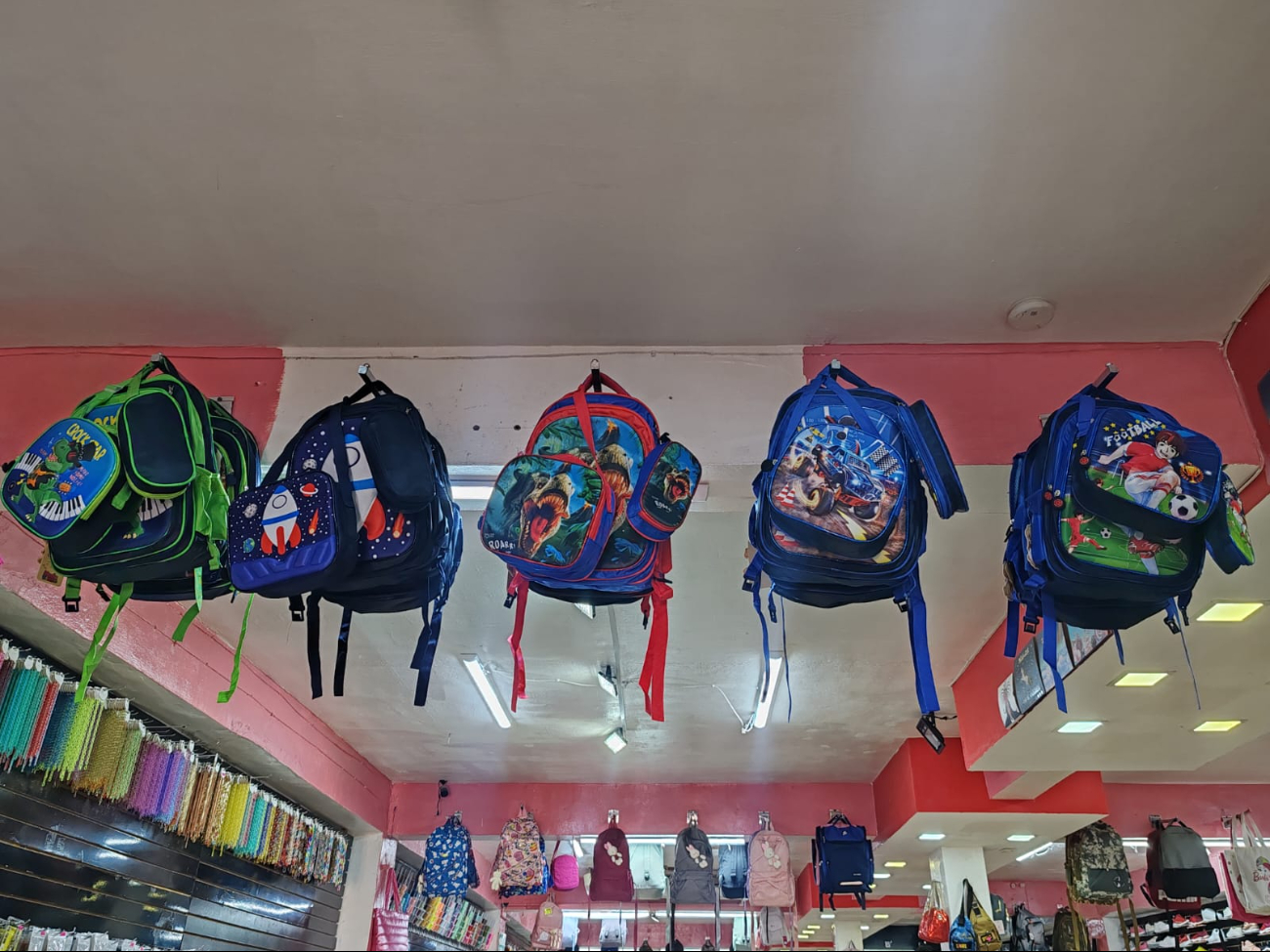 Padres compran mochilas de último