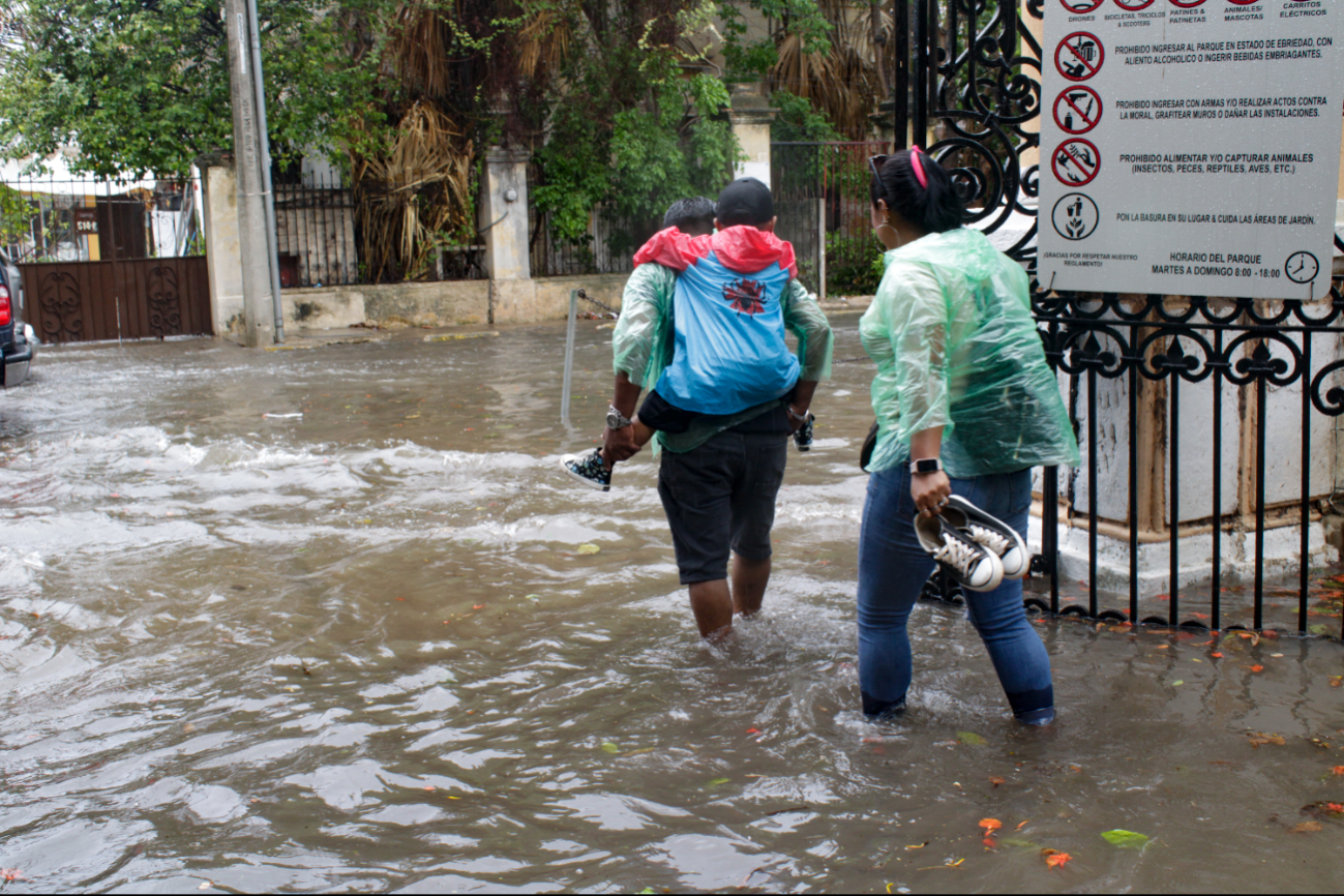 Dos ondas tropicales mantendrán las lluvias fuertes en Yucatán