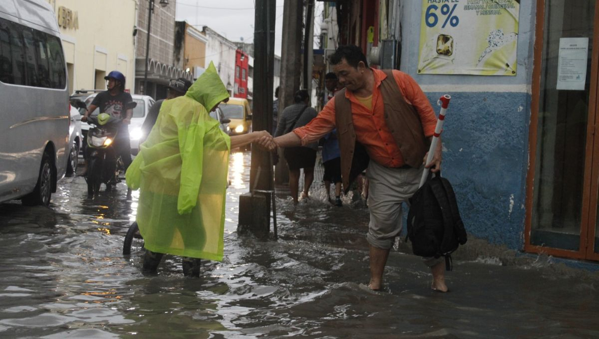 Fuertes lluvias generan inundaciones y fallas de luz en Centro Histórico de Mérida: VIDEO