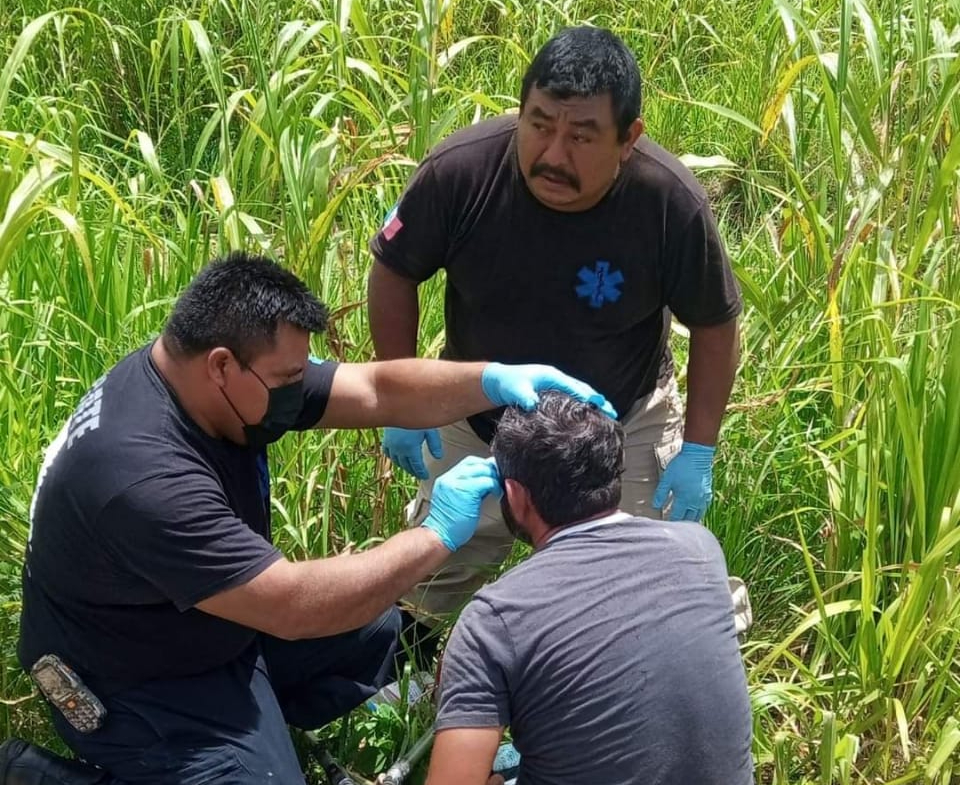 El conductor, inicialmente ileso, comenzó a sentir fuertes dolores torácicos y fue trasladado al hospital del IMSS-Bienestar en Hopelchén.