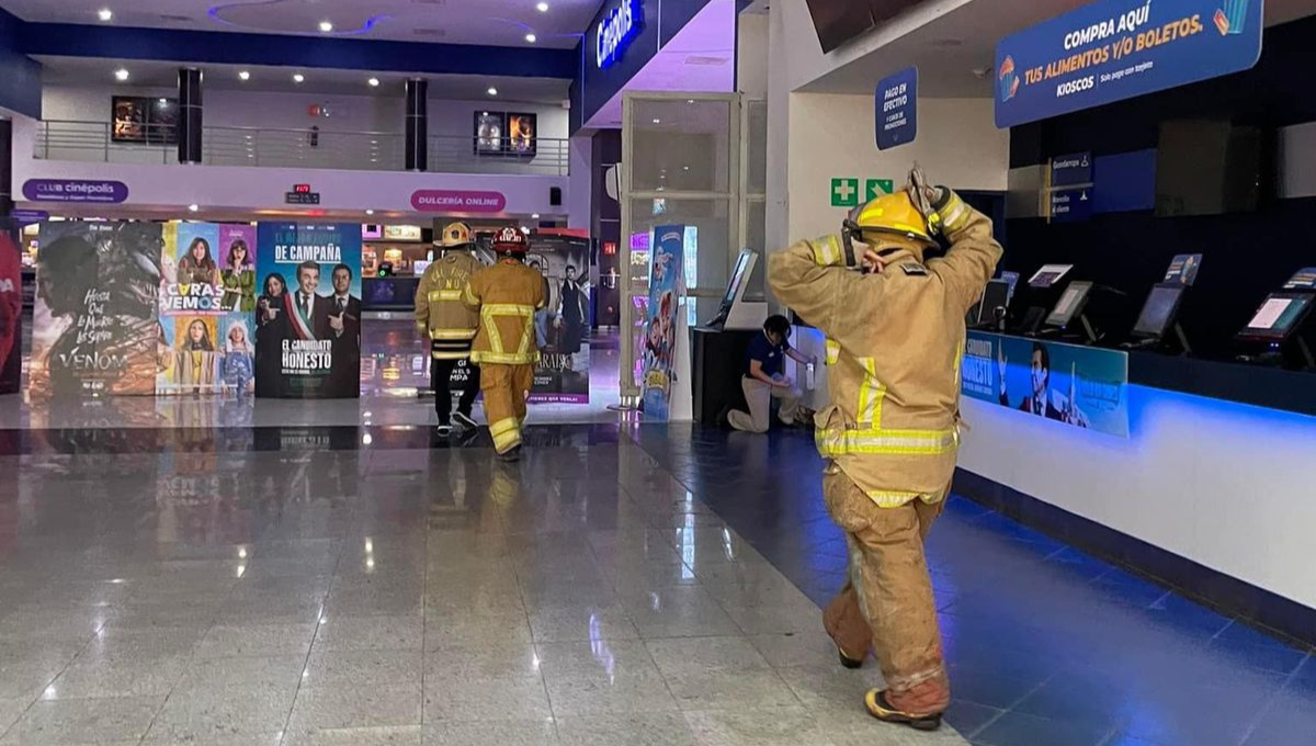 El personal de Cinépolis fue evacuado durante las maniobras de los bomberos para evitar lesiones.