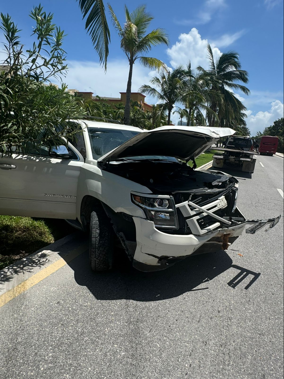 Vista general de la camioneta dañada en Cancún