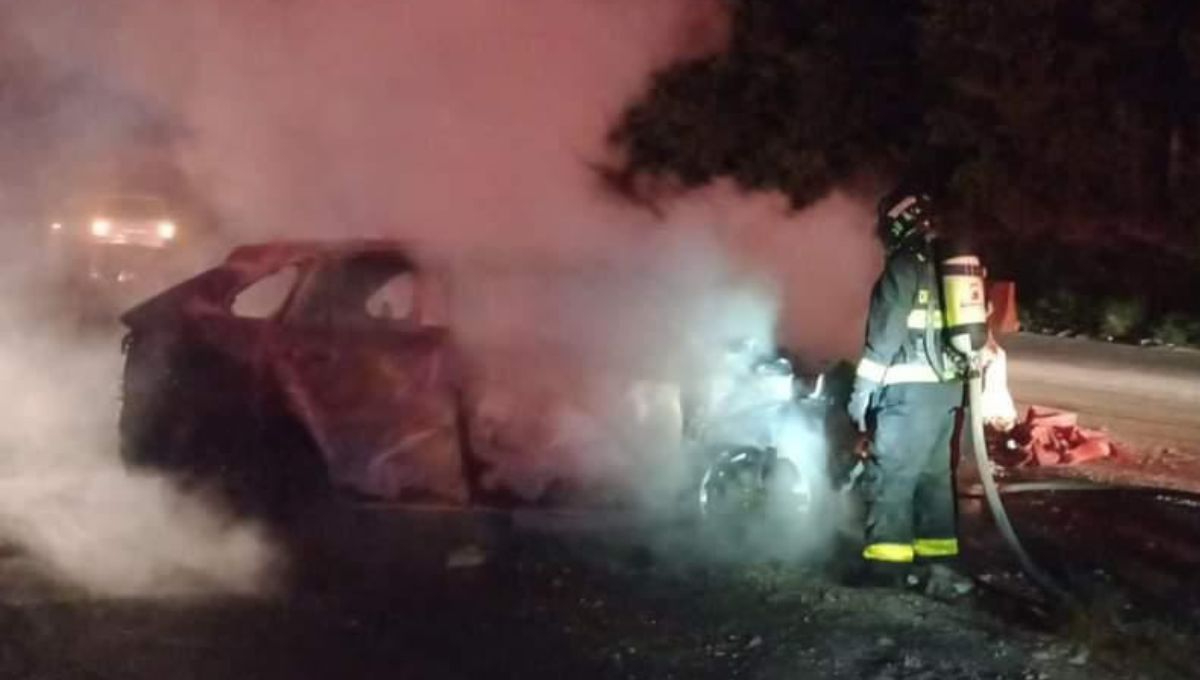 Camioneta termina consumida por las llamas en la carretera 307, en Quintana Roo: VIDEO