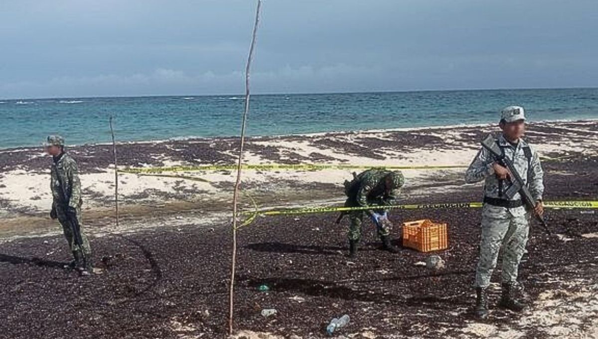 Aseguran 'ladrillos' con posible cocaína en playas de Cozumel 