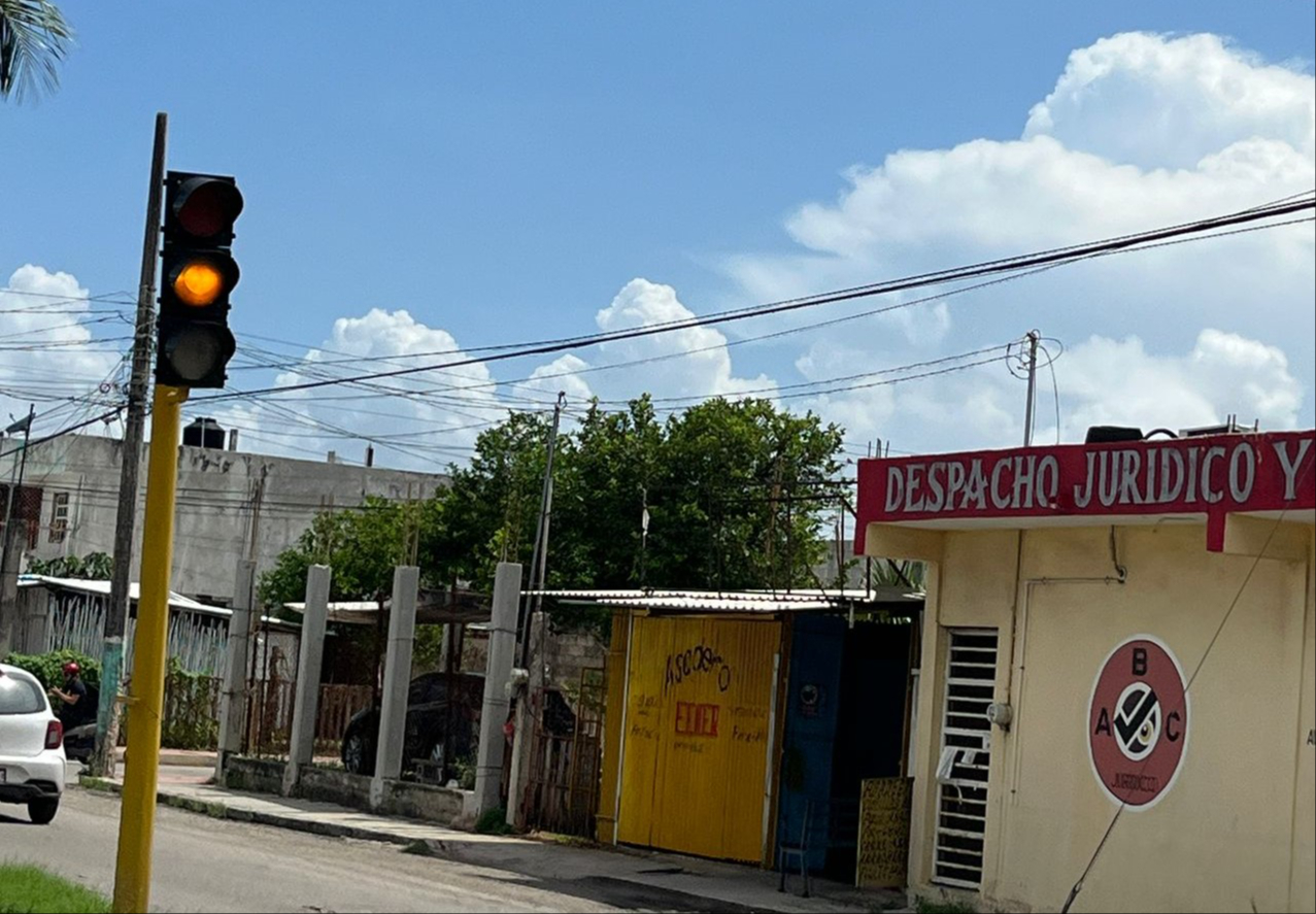 Hay varios cruces conflictivos en Chetumal por fallas en los semáforos o porque no funcionan.