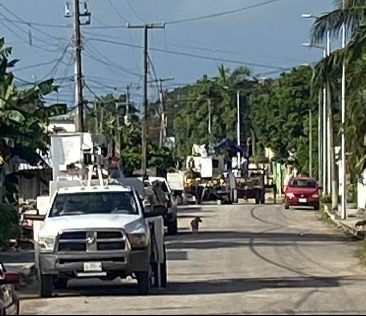 Trabajos de CFE en Felipe Carrillo Puerto