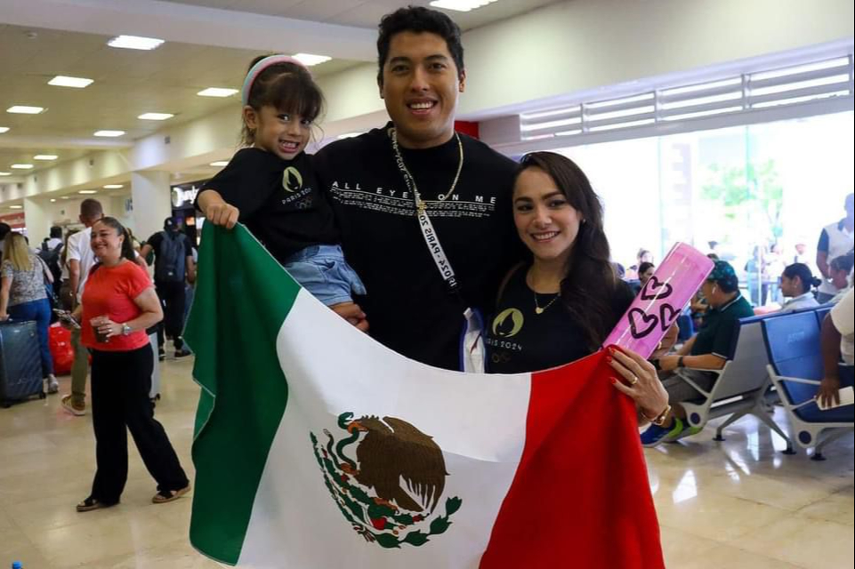 Carlos Sansores junto a sus familiares en Cancún