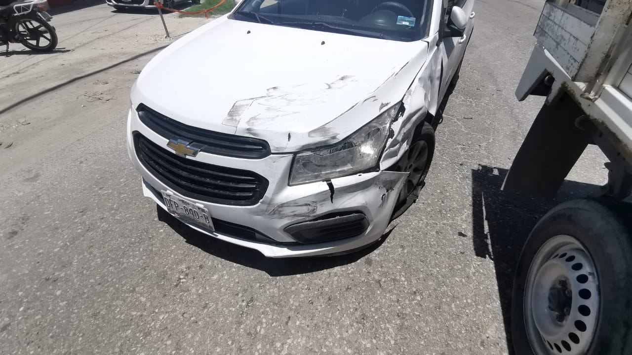 Chevrolet Sonic impactó contra una camioneta Nissan NP300.