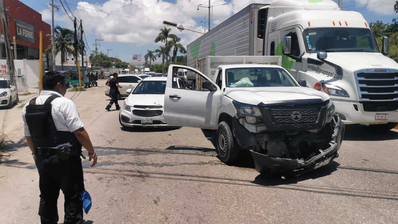 El accidente bloqueó dos carriles de la avenida Isla de Tris.