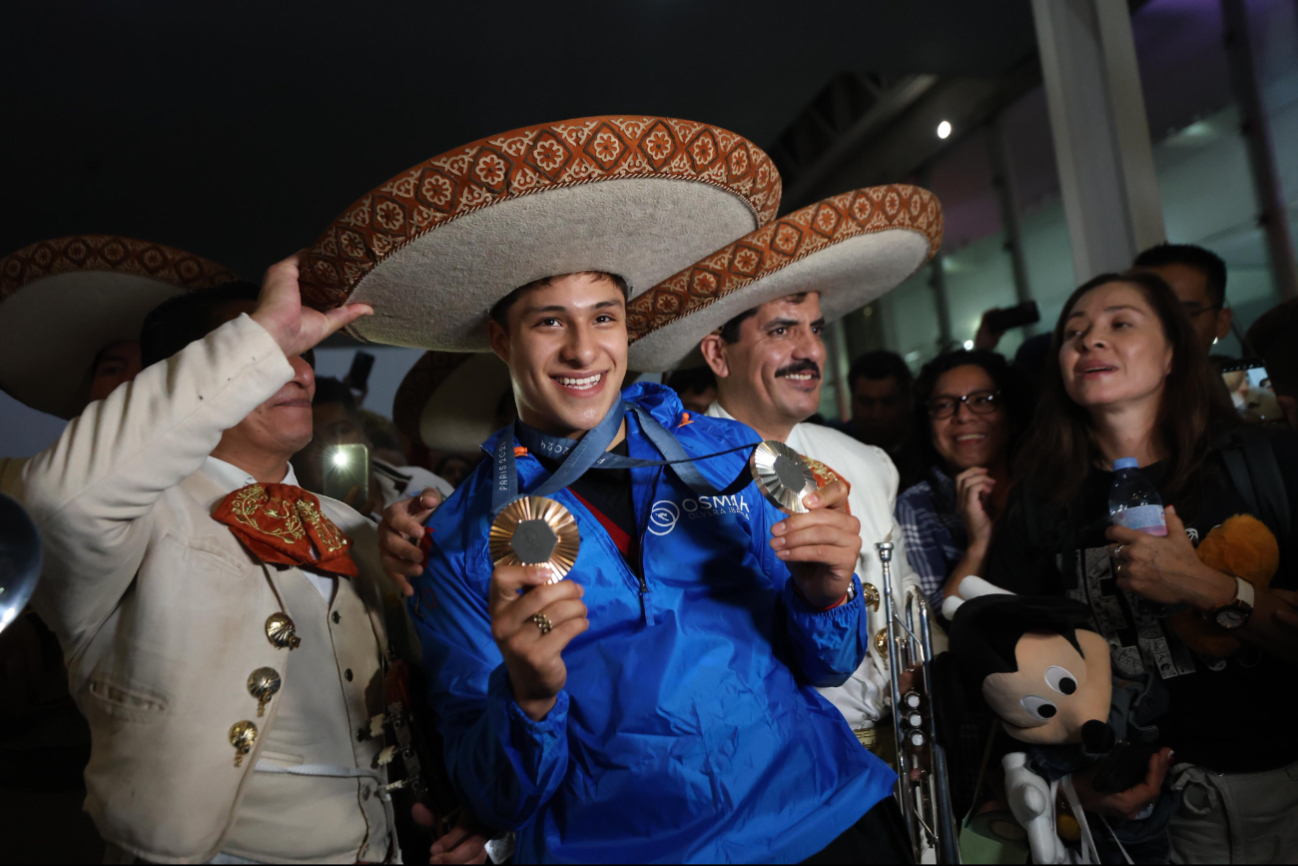 El cielito lindo se hizo escuchar en el aeropuerto de la CDMX