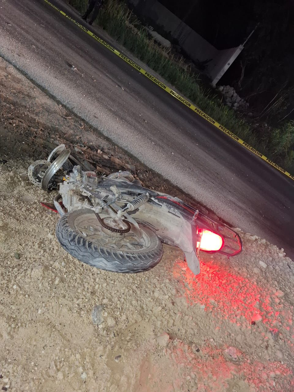 El motociclista murió tras el impacto contra la camioneta