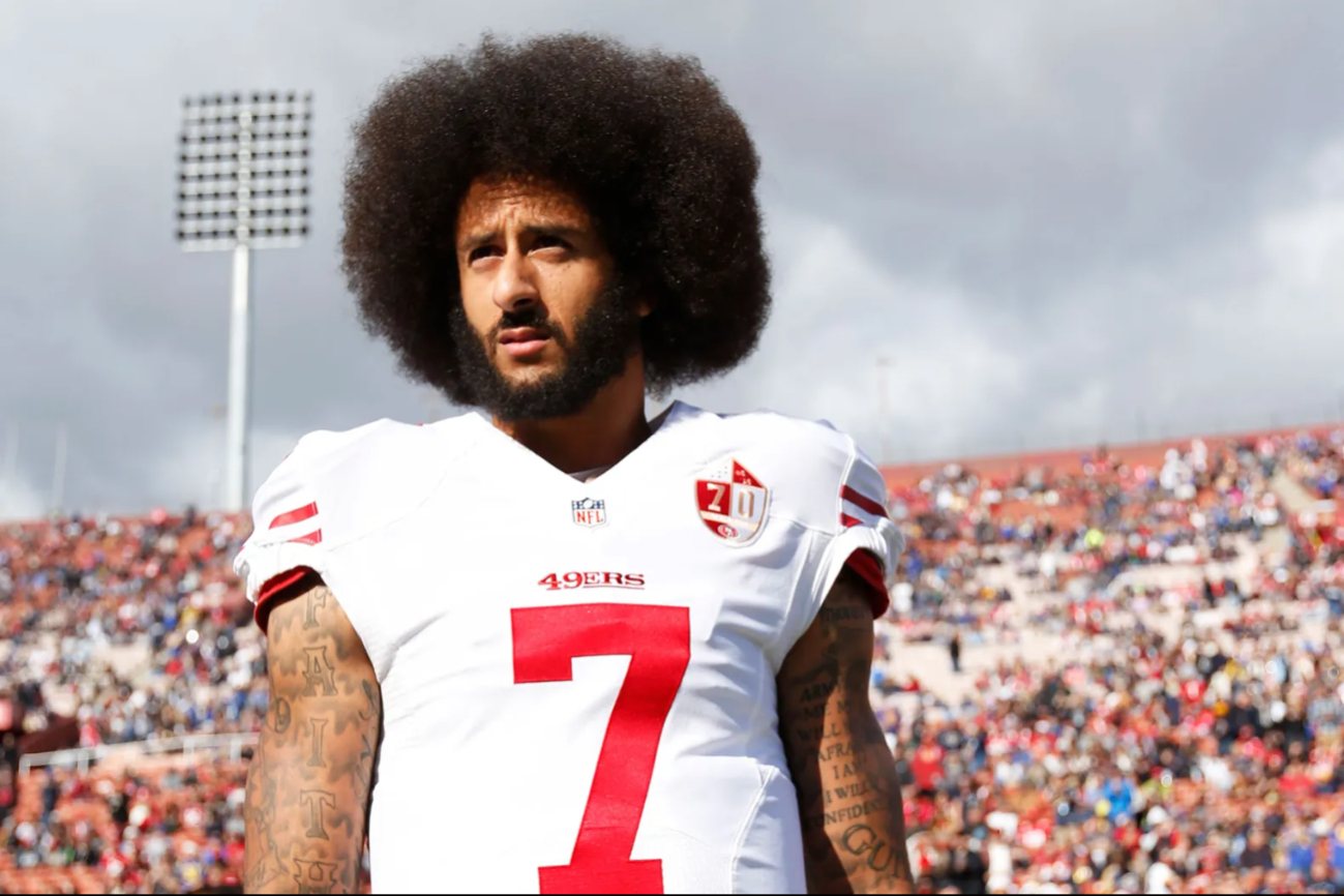 Colin Kaepernick podría regresar a la NFL como entrenador de los Chargers 