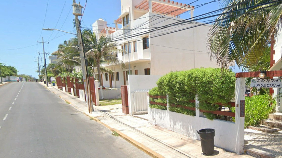 En este punto enfrente de la escuela se contemplan dos ventanas, solo hay casas.