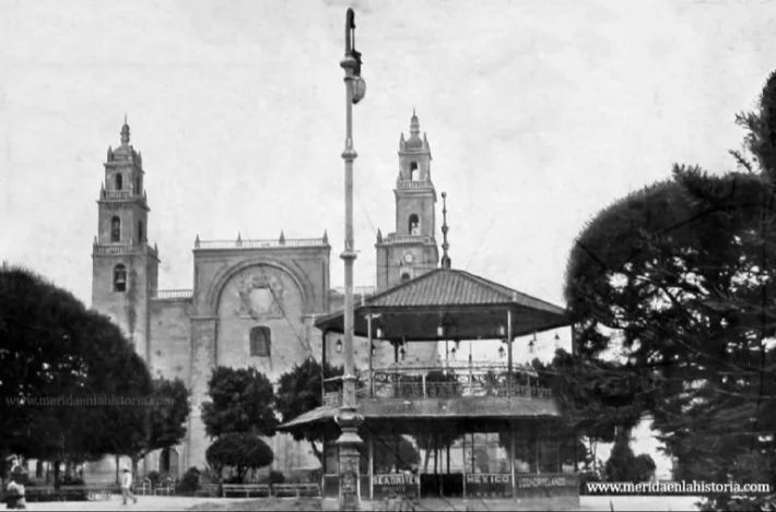 Hace años la Plaza Grande tenía un kiosko en el centro