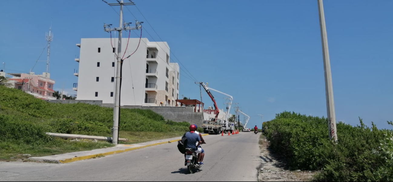 La CFE trabajó en los cambios de postes en Isla Mujeres