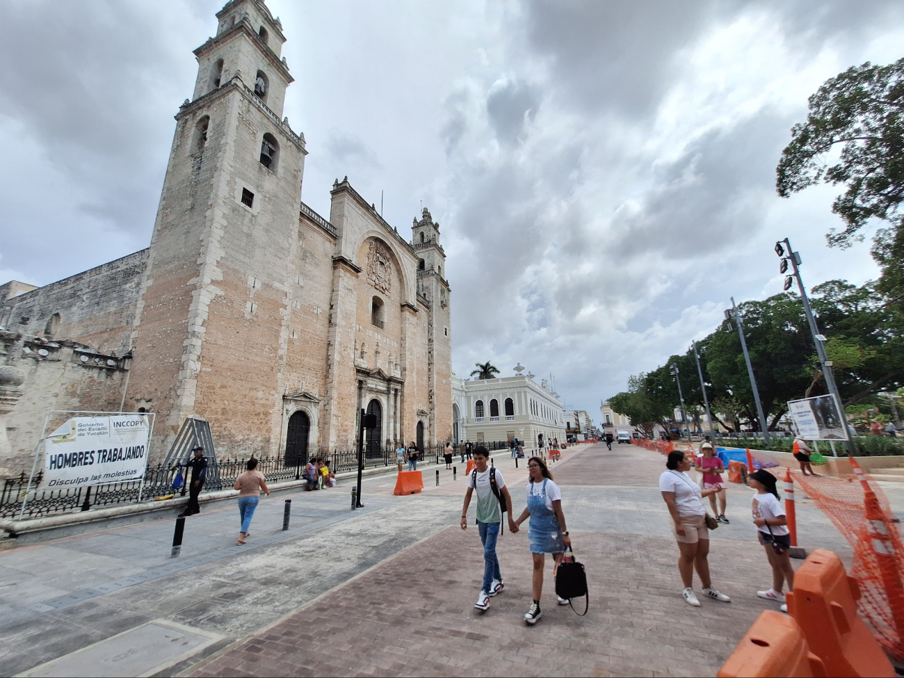 Las bancas en la Plaza Grande son parte de la polémica