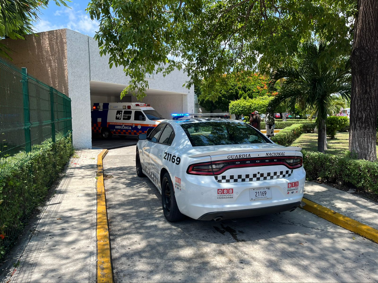 Los oficiales son atendidos en un hospital de Cancún