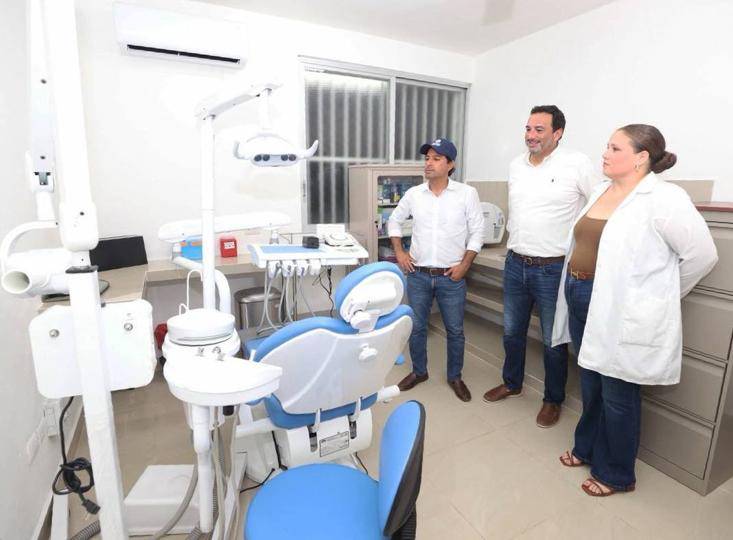 Mauricio Vila en el centro de salud rehabilitado de Tizimín