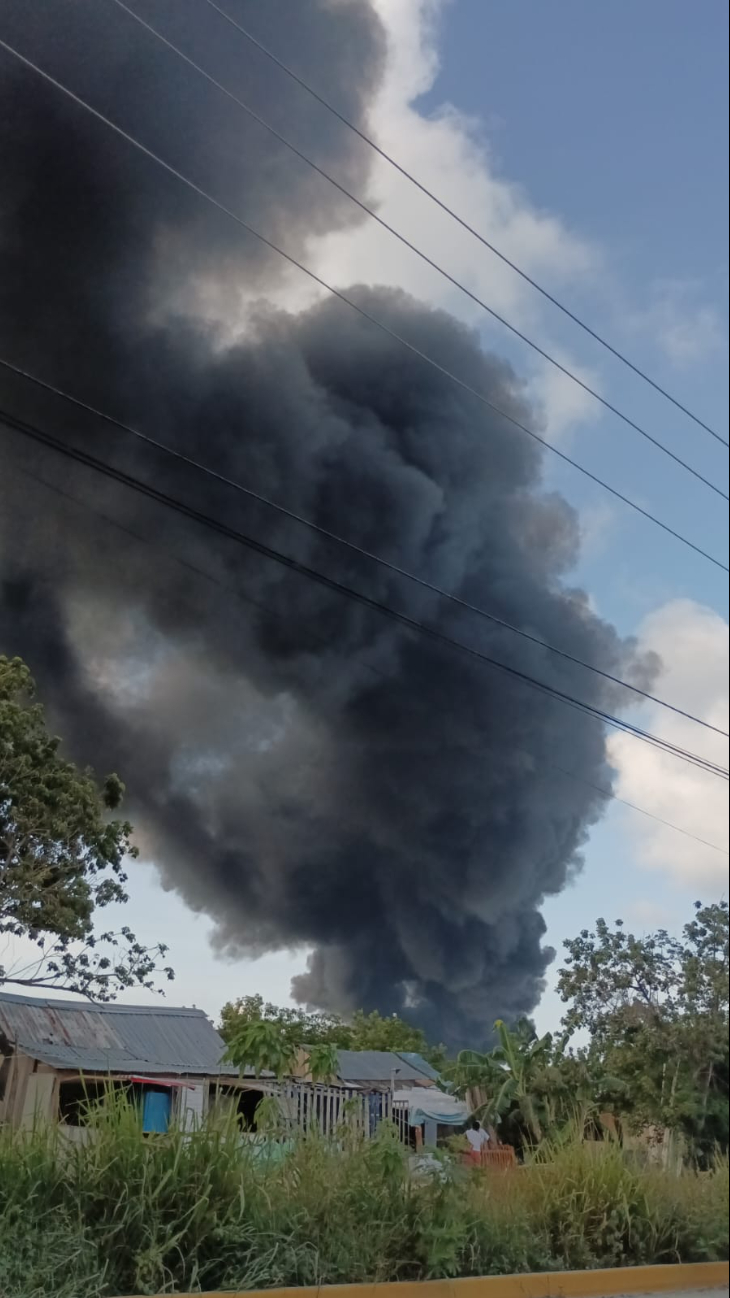 Nube de humo provocada por el incendio