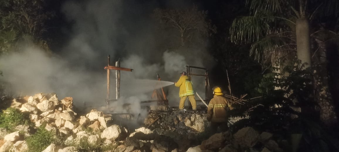 Fuego consume una palapa en Felipe Carrillo Puerto